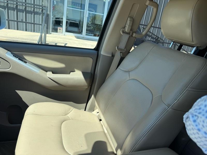 Nissan Pathfinder LE 4WD 2011