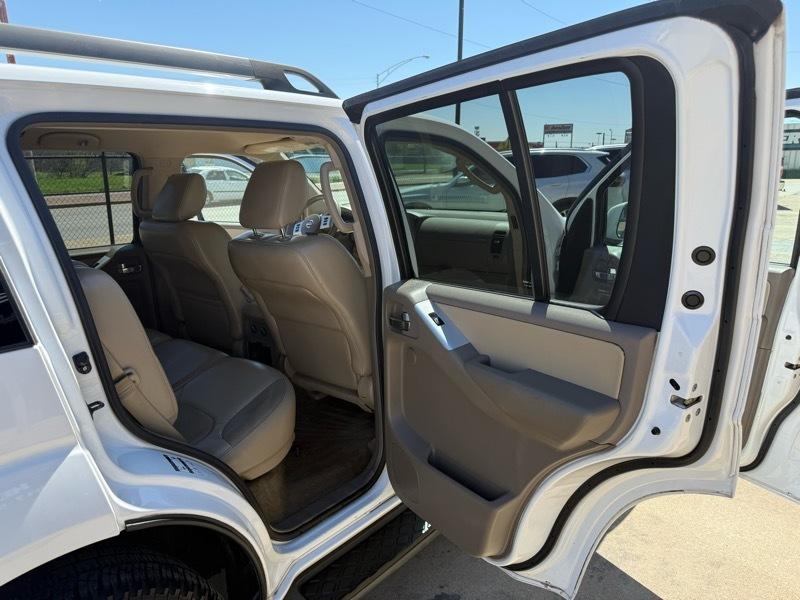 Nissan Pathfinder LE 4WD 2011