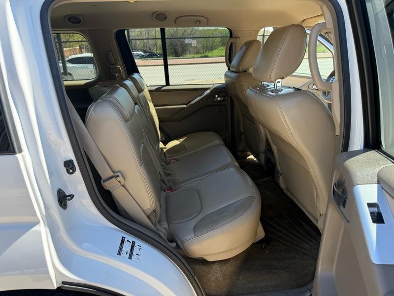 Nissan Pathfinder LE 4WD 2011