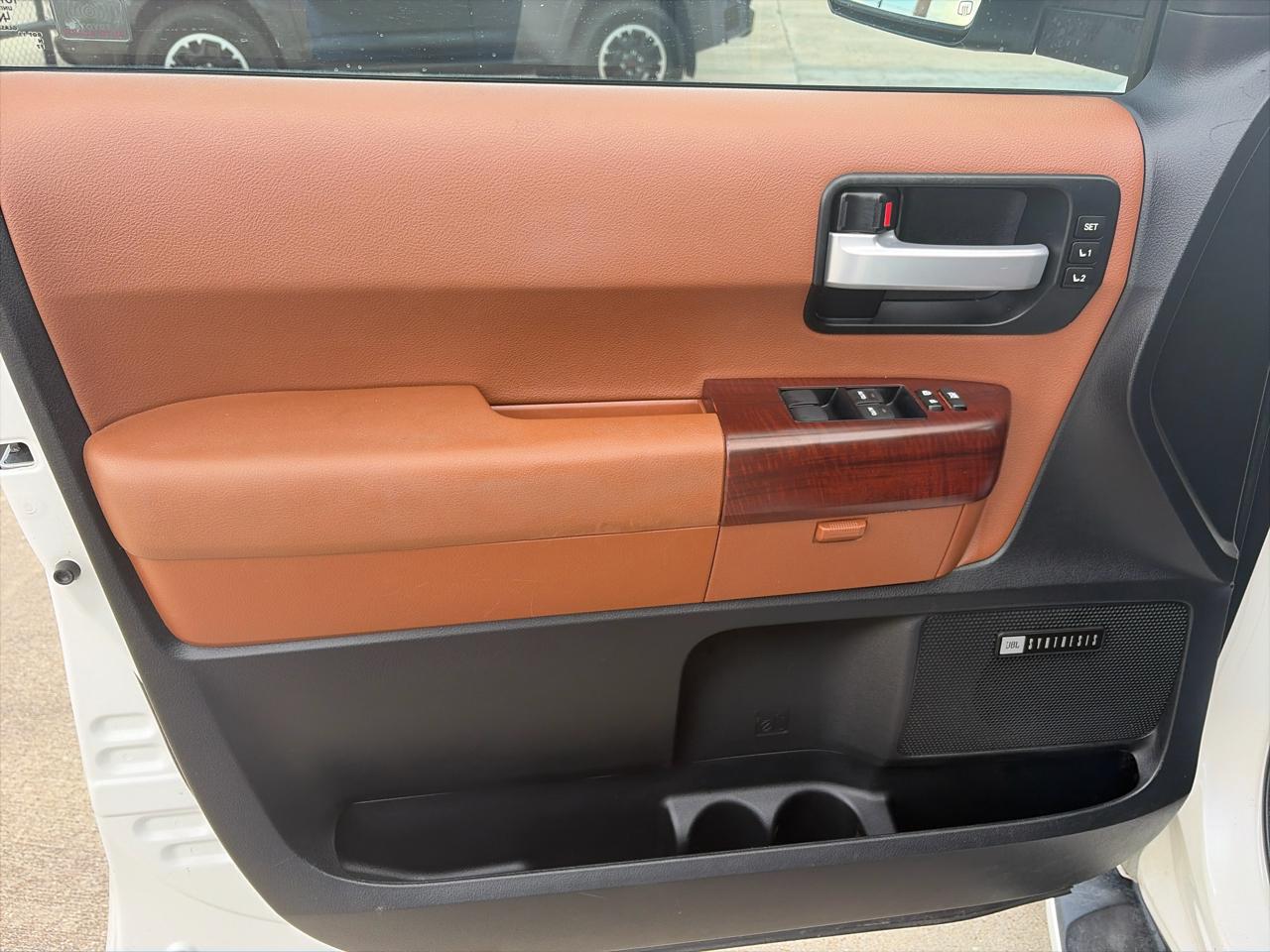 Toyota Sequoia Plantium 2WD 2014
