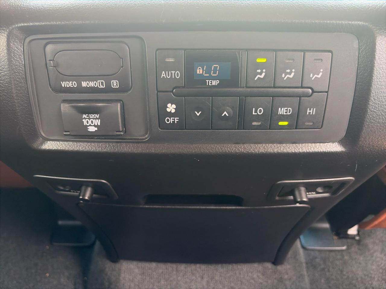 Toyota Sequoia Plantium 2WD 2014