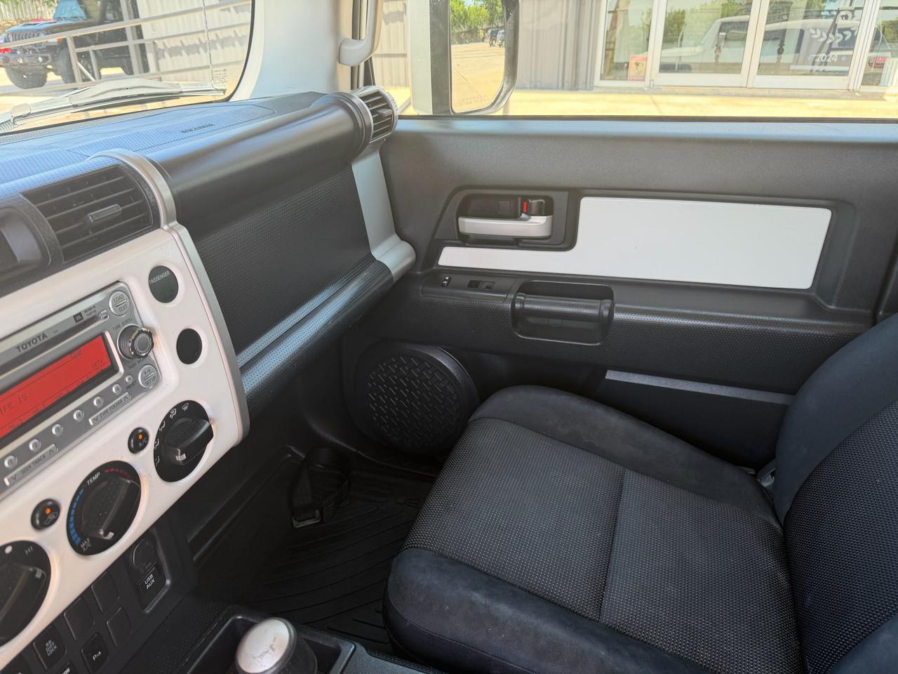 Toyota FJ Cruiser 2WD 2012