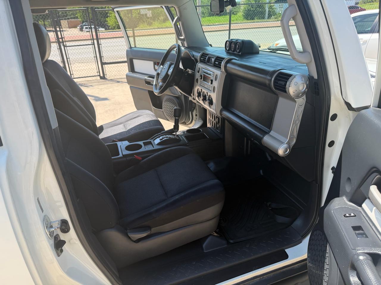 Toyota FJ Cruiser 2WD 2012