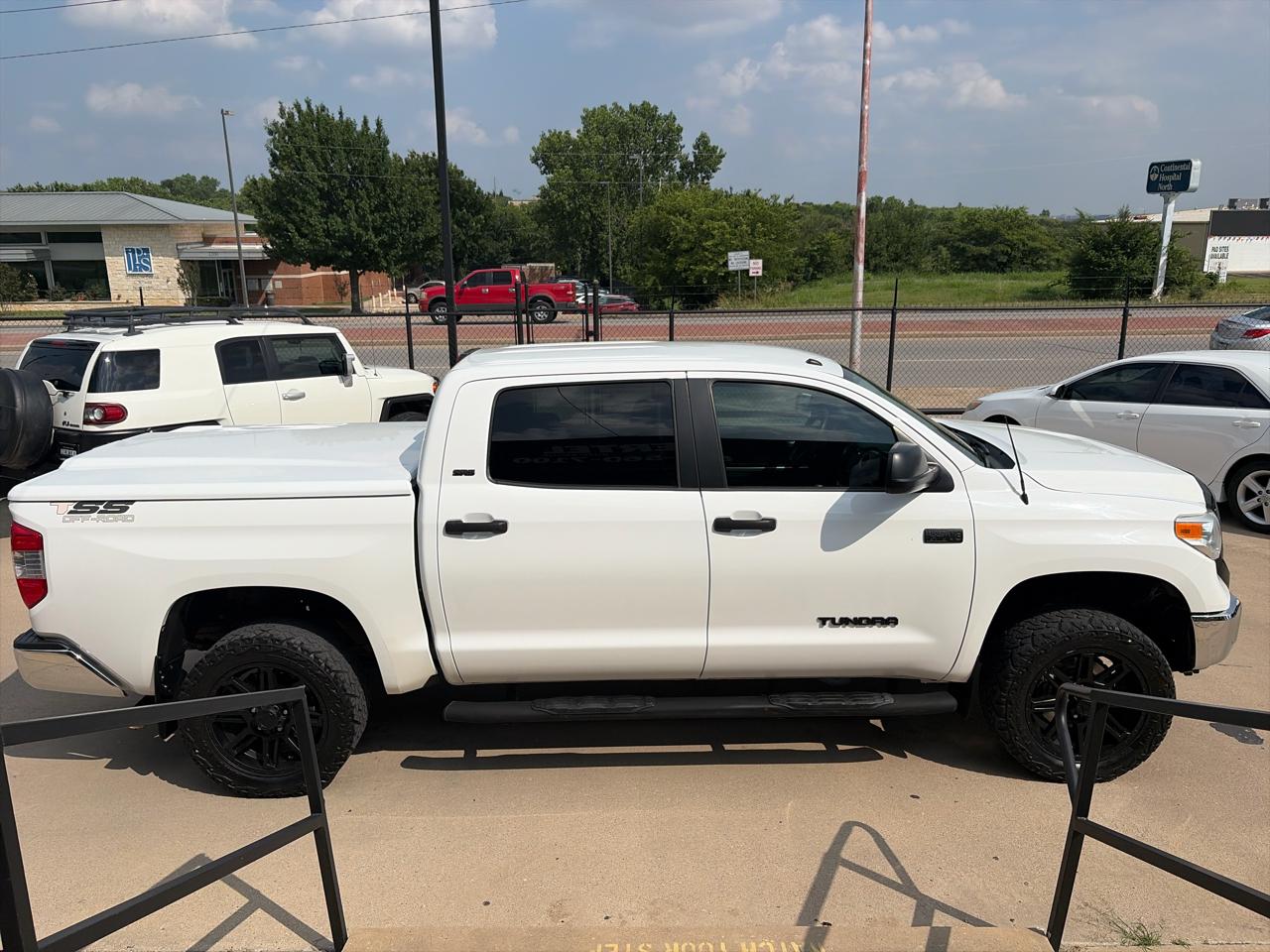 Toyota Tundra SR5 5.7L V8 FFV CrewMax 4WD 2017