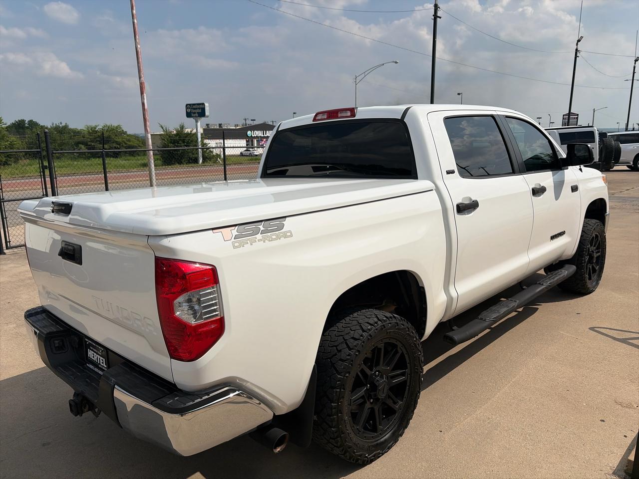 Toyota Tundra SR5 5.7L V8 FFV CrewMax 4WD 2017