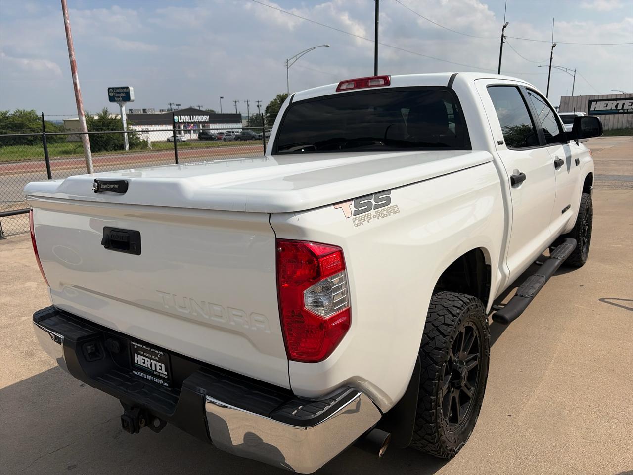 Toyota Tundra SR5 5.7L V8 FFV CrewMax 4WD 2017