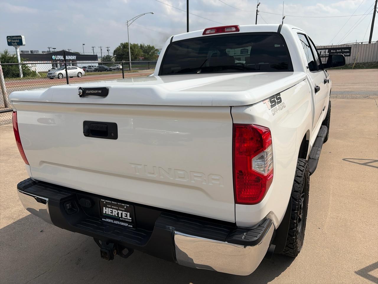 Toyota Tundra SR5 5.7L V8 FFV CrewMax 4WD 2017