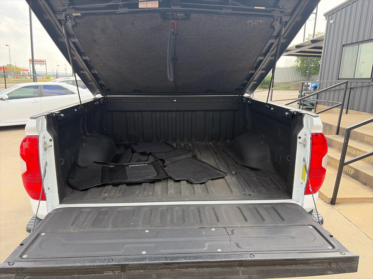 Toyota Tundra SR5 5.7L V8 FFV CrewMax 4WD 2017