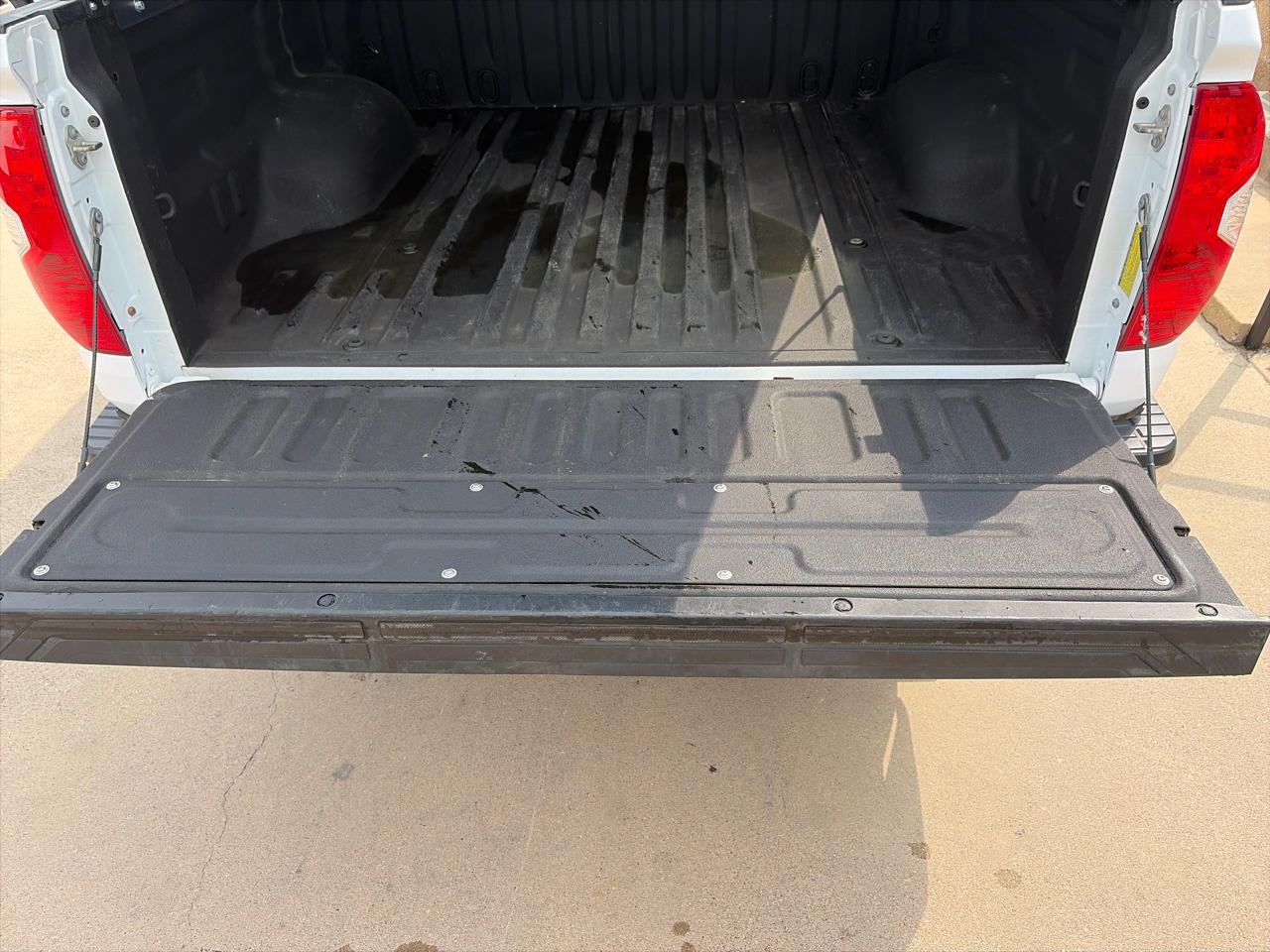 Toyota Tundra SR5 5.7L V8 FFV CrewMax 4WD 2017
