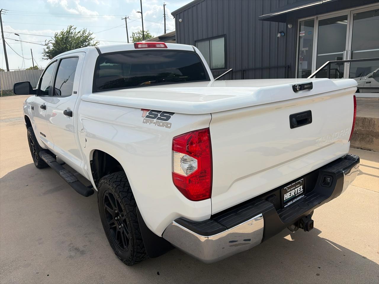 Toyota Tundra SR5 5.7L V8 FFV CrewMax 4WD 2017