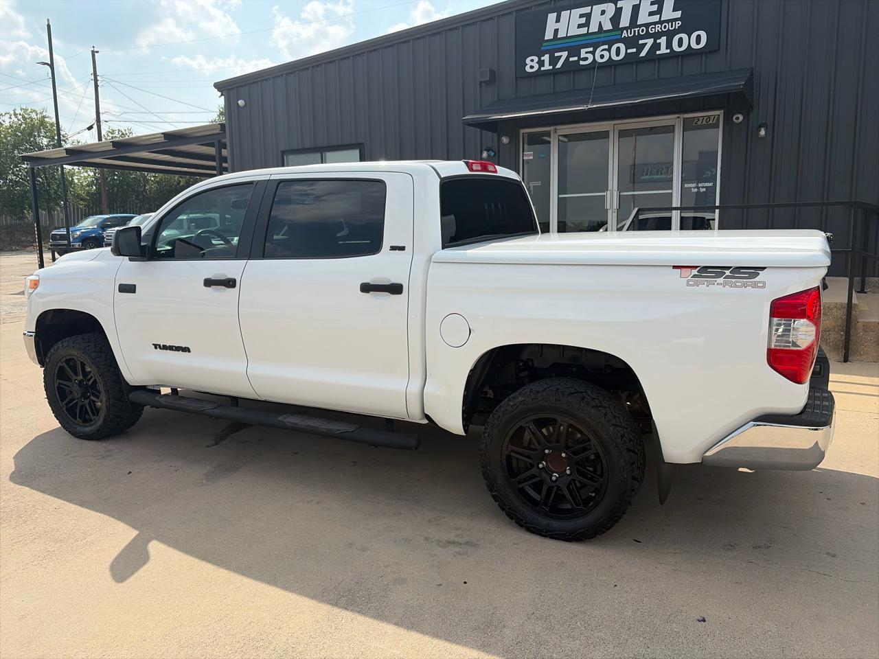 Toyota Tundra SR5 5.7L V8 FFV CrewMax 4WD 2017
