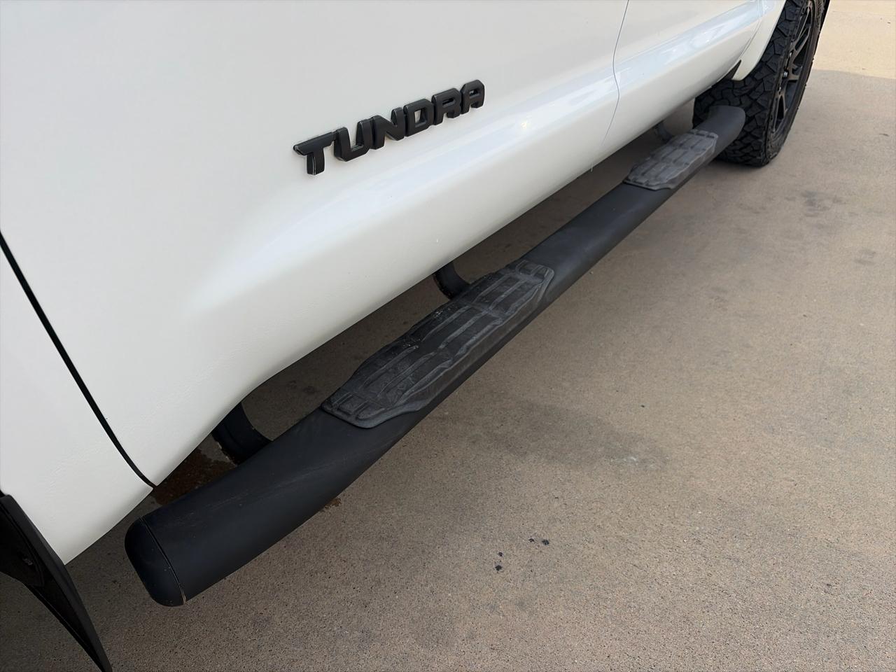 Toyota Tundra SR5 5.7L V8 FFV CrewMax 4WD 2017