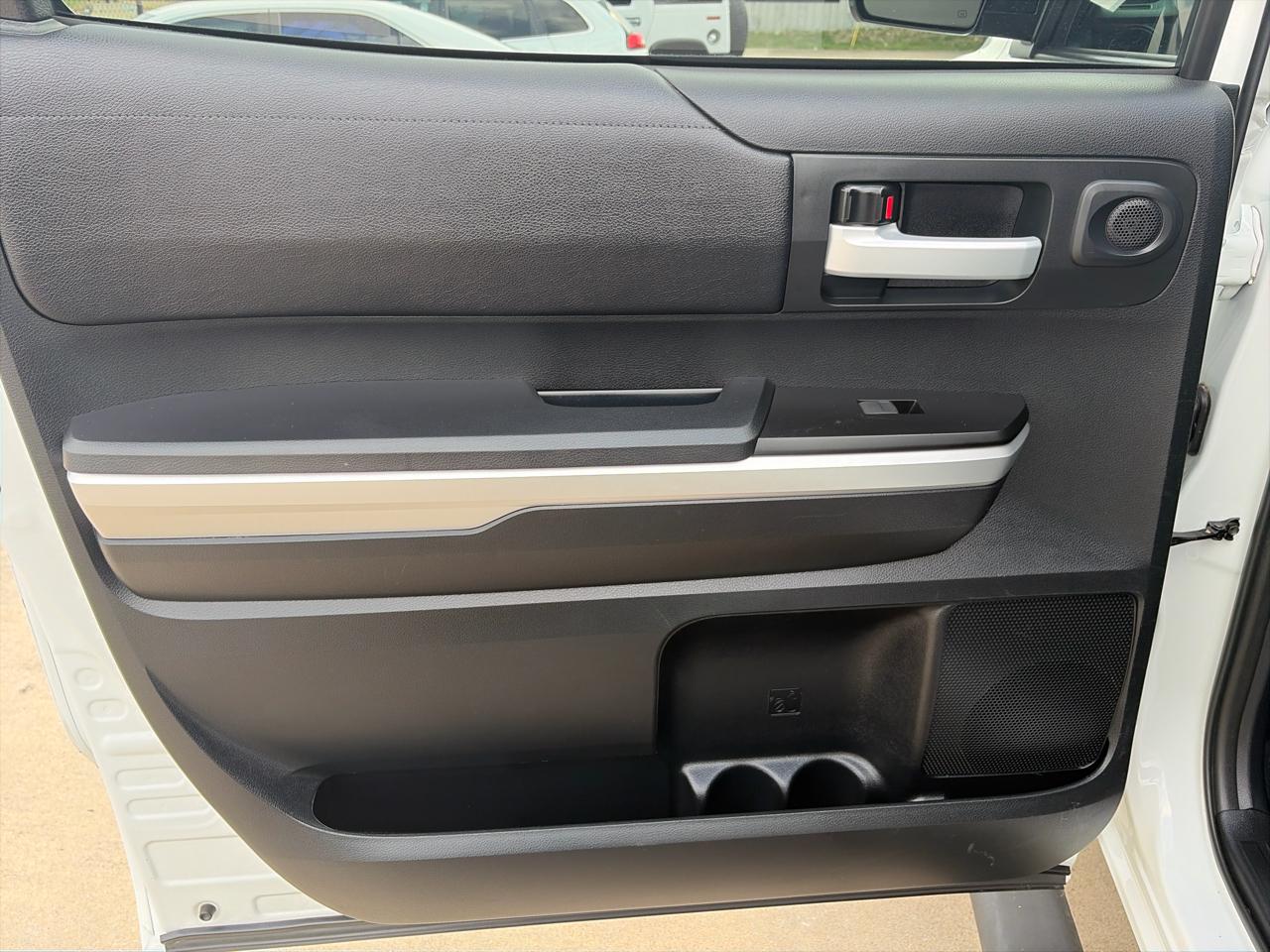 Toyota Tundra SR5 5.7L V8 FFV CrewMax 4WD 2017