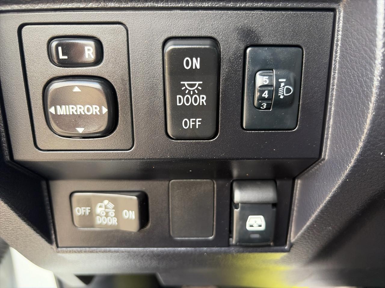 Toyota Tundra SR5 5.7L V8 FFV CrewMax 4WD 2017