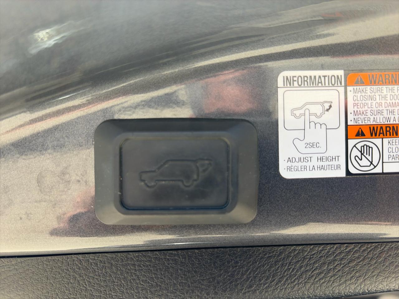 Toyota RAV4 Platinum FWD (Natl) 2018