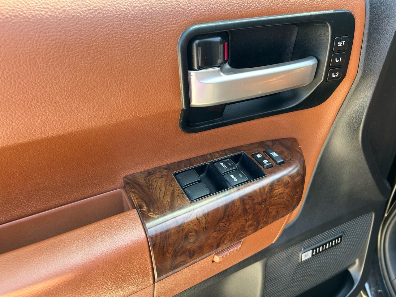 Toyota Sequoia Plantium 2WD 2010
