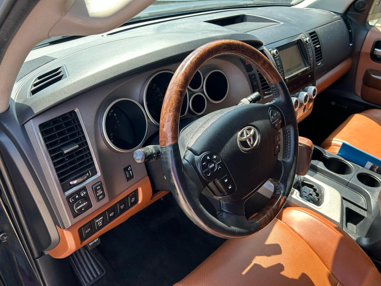 Toyota Sequoia Plantium 2WD 2010