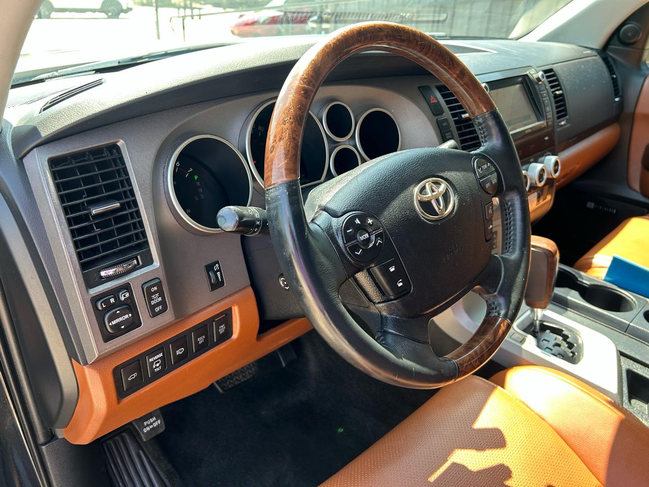 Toyota Sequoia Plantium 2WD 2010