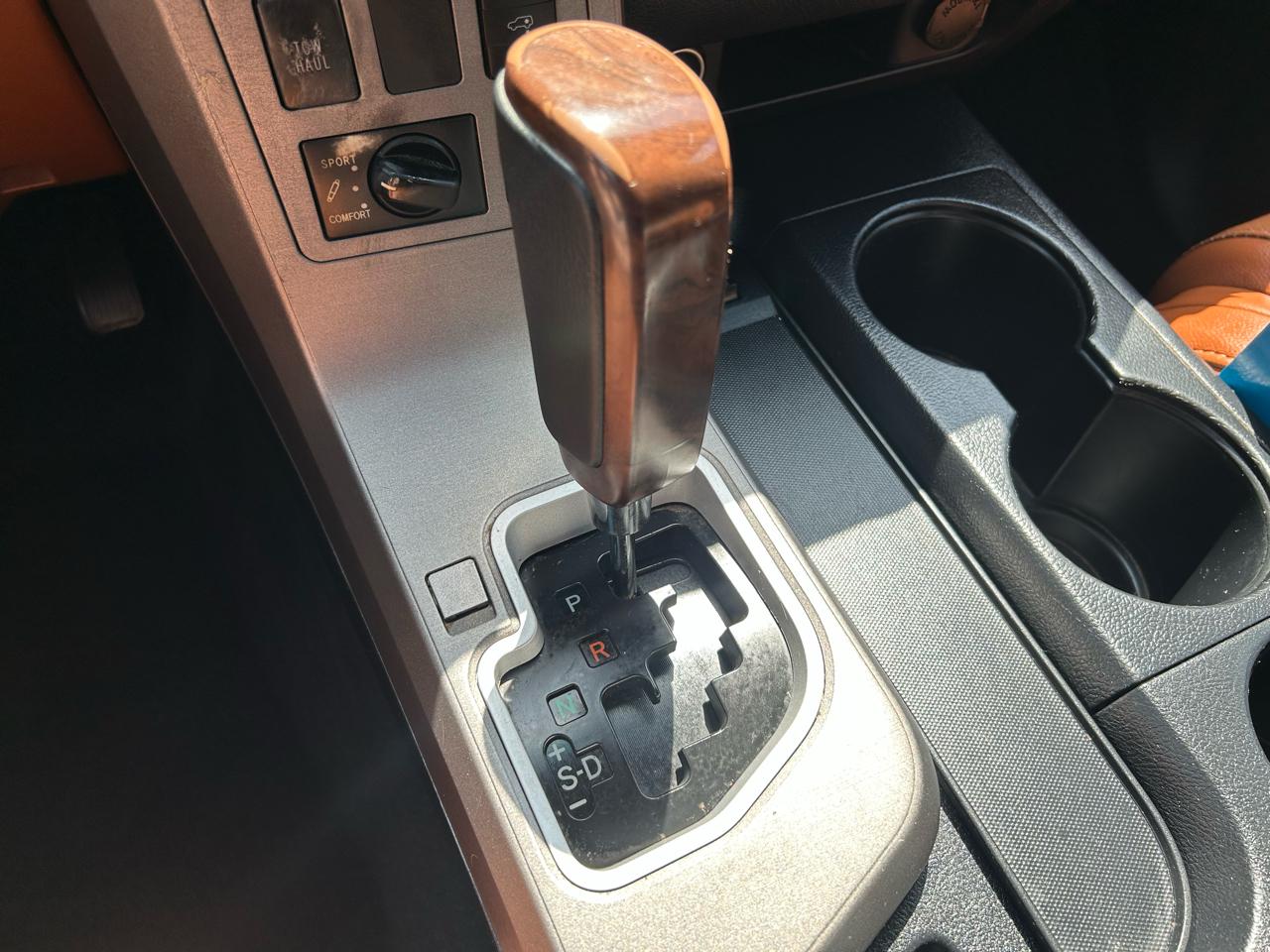 Toyota Sequoia Plantium 2WD 2010