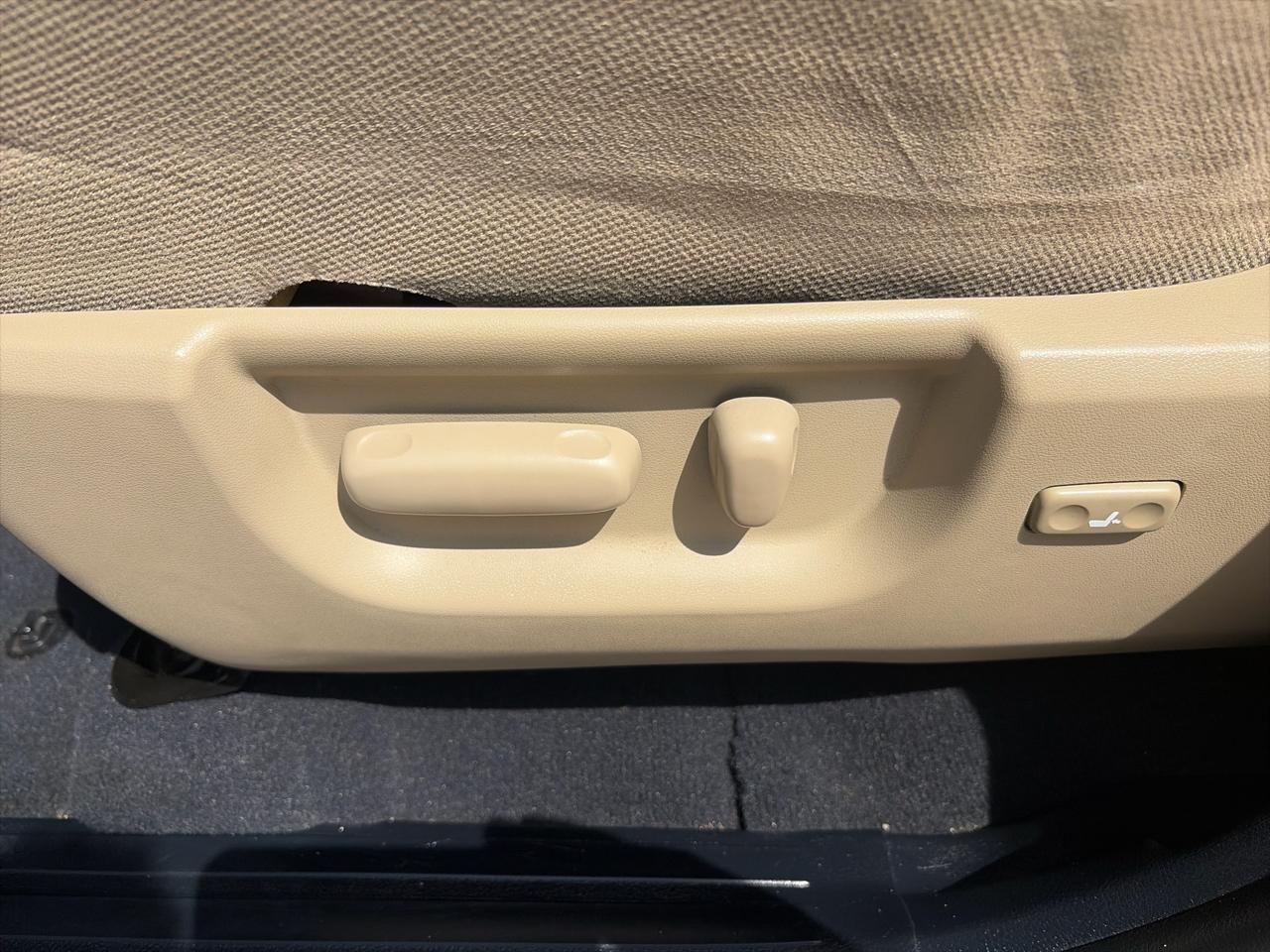 Toyota Tundra Tundra-Grade 5.7L Double Cab 2WD 2012