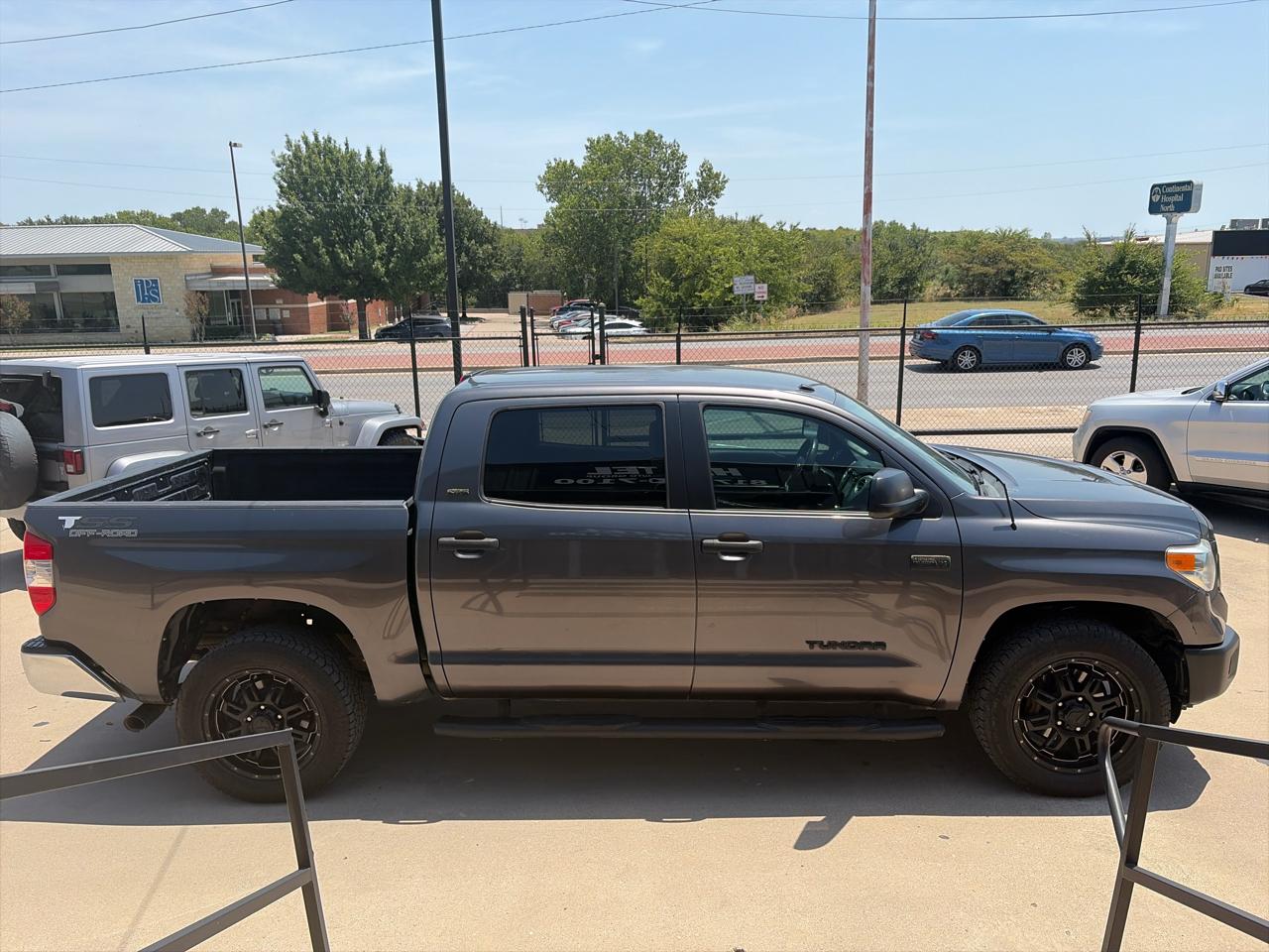 Toyota Tundra SR5 5.7L V8 FFV CrewMax 2WD 2016