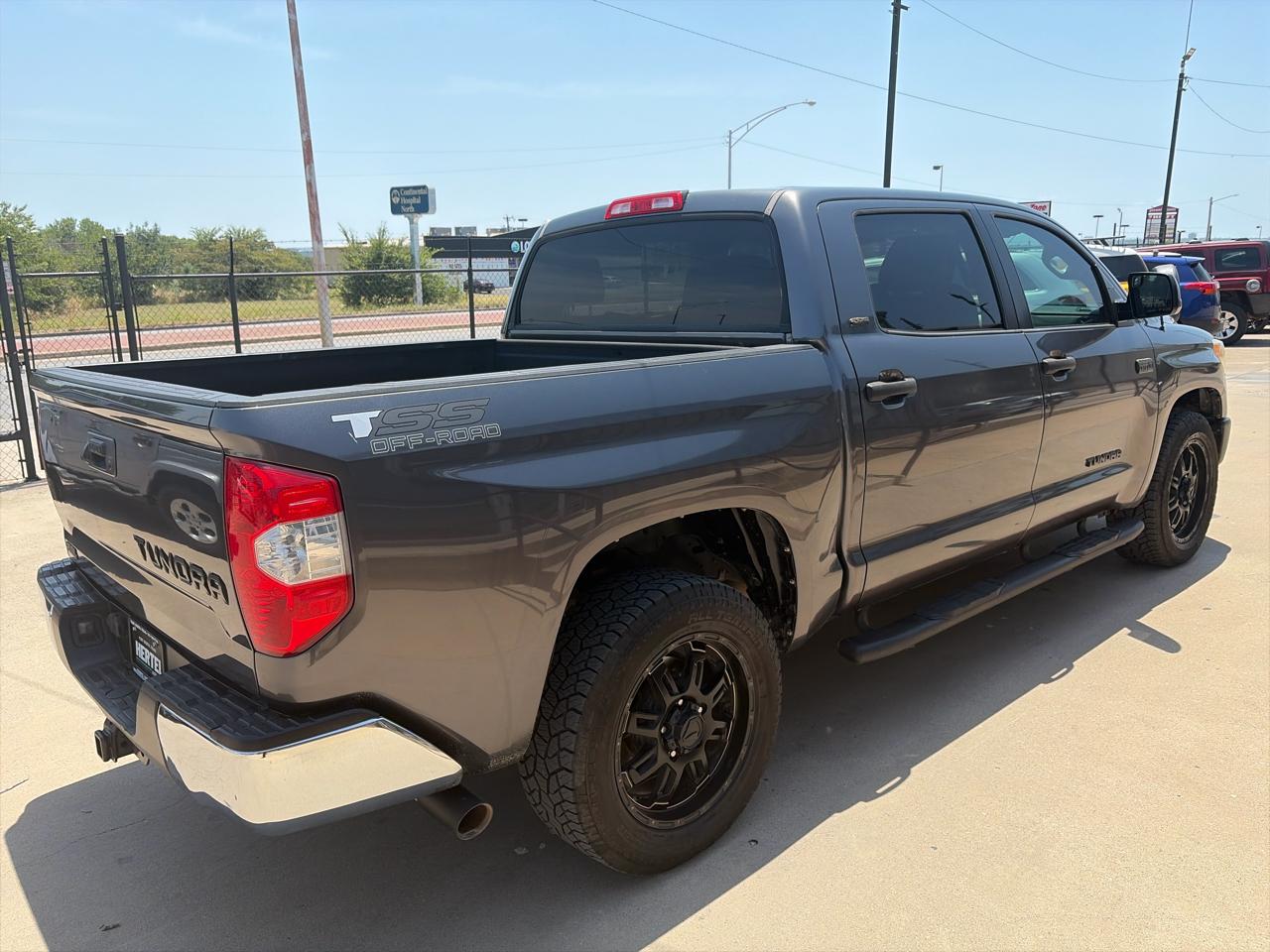 Toyota Tundra SR5 5.7L V8 FFV CrewMax 2WD 2016