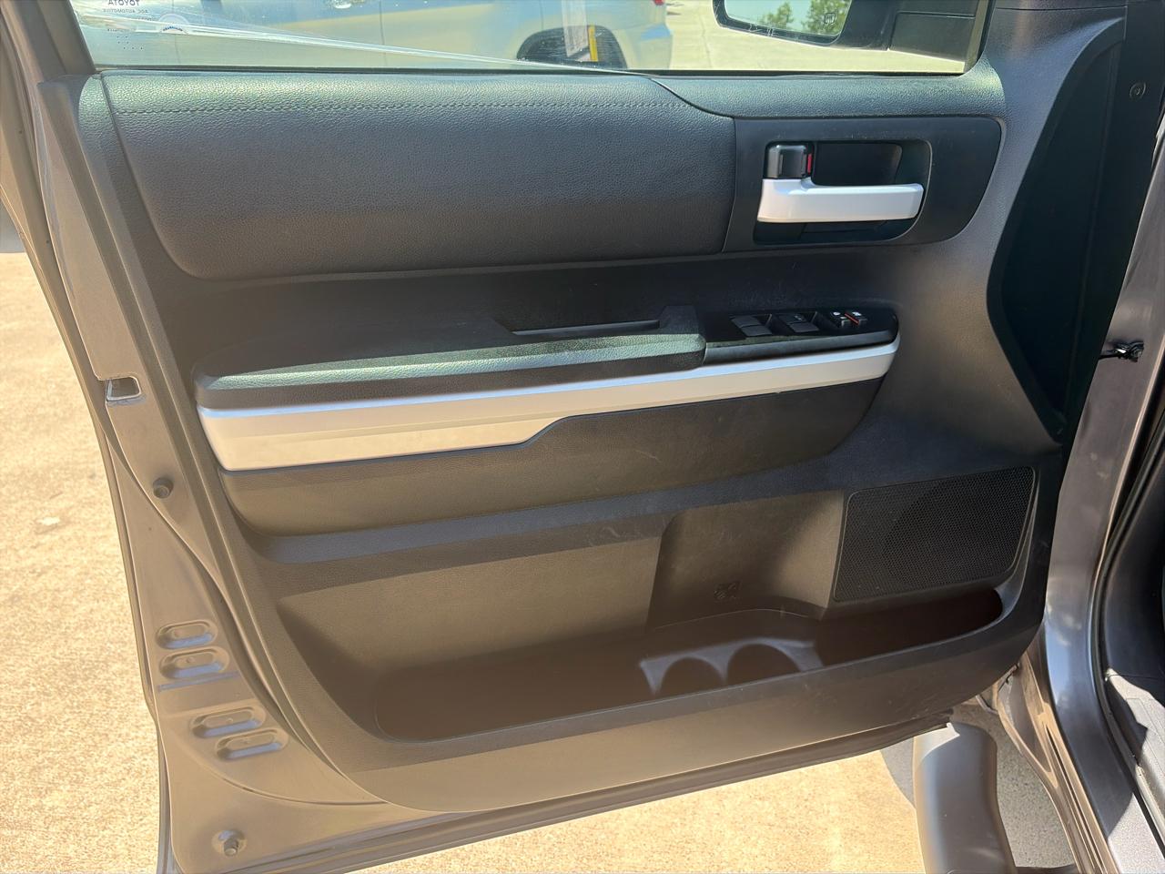 Toyota Tundra SR5 5.7L V8 FFV CrewMax 2WD 2016