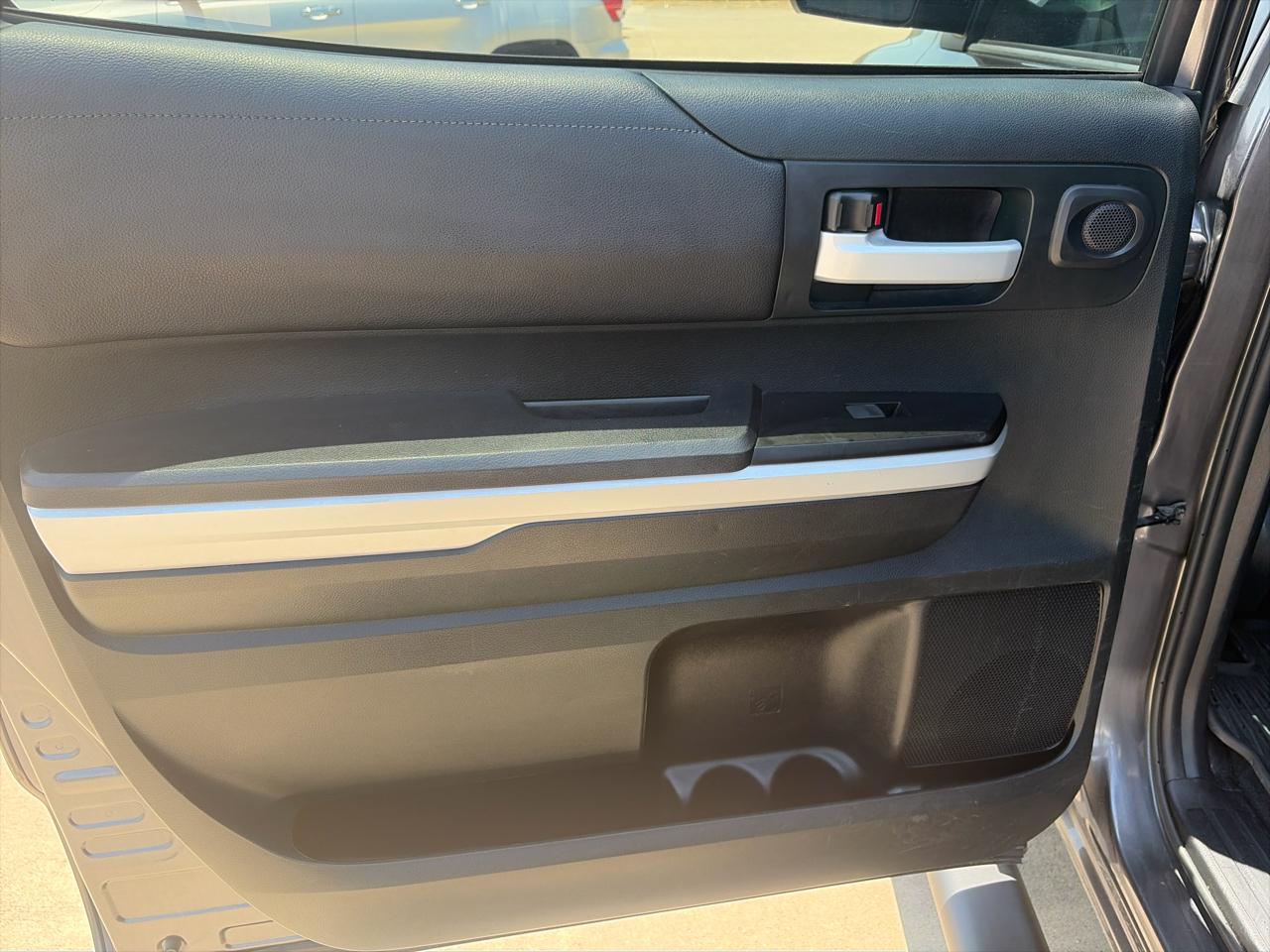 Toyota Tundra SR5 5.7L V8 FFV CrewMax 2WD 2016