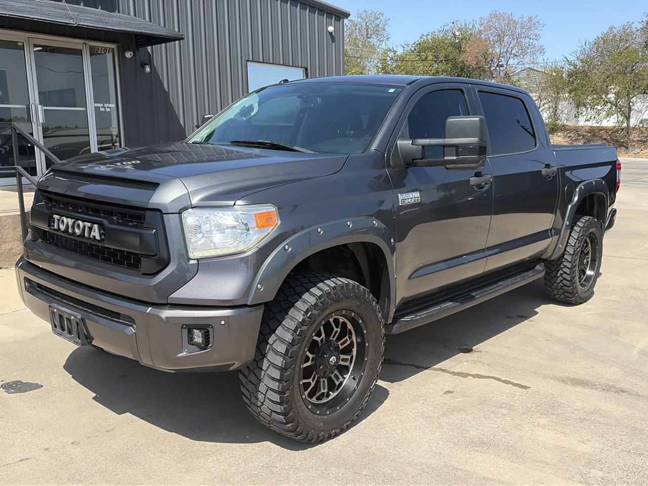 Toyota Tundra Platinum CrewMax 5.7L FFV 4WD 2017