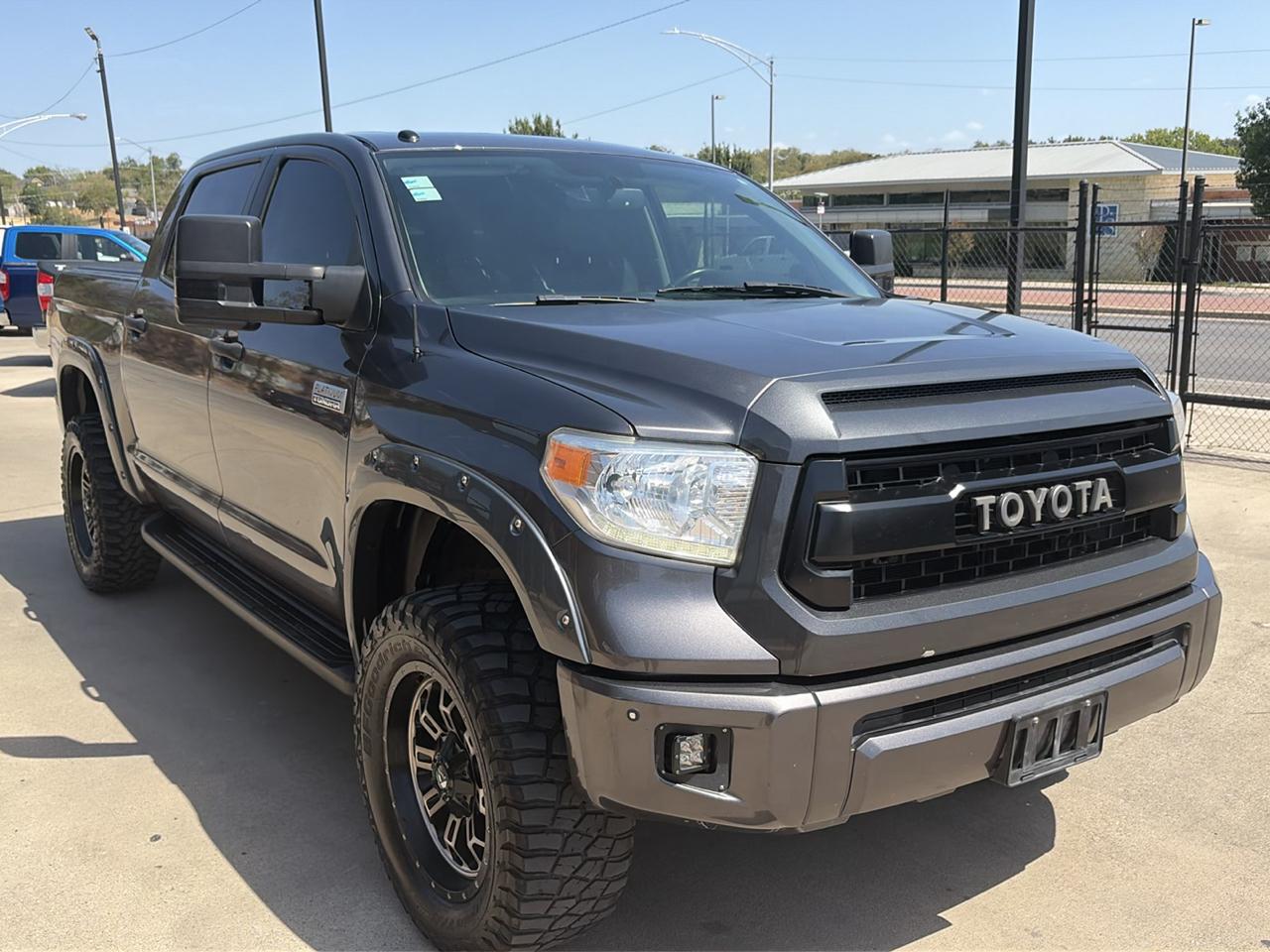 Toyota Tundra Platinum CrewMax 5.7L FFV 4WD 2017