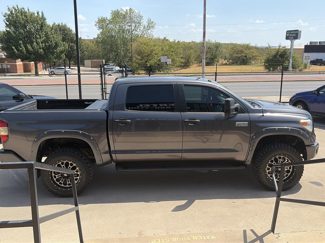 Toyota Tundra Platinum CrewMax 5.7L FFV 4WD 2017