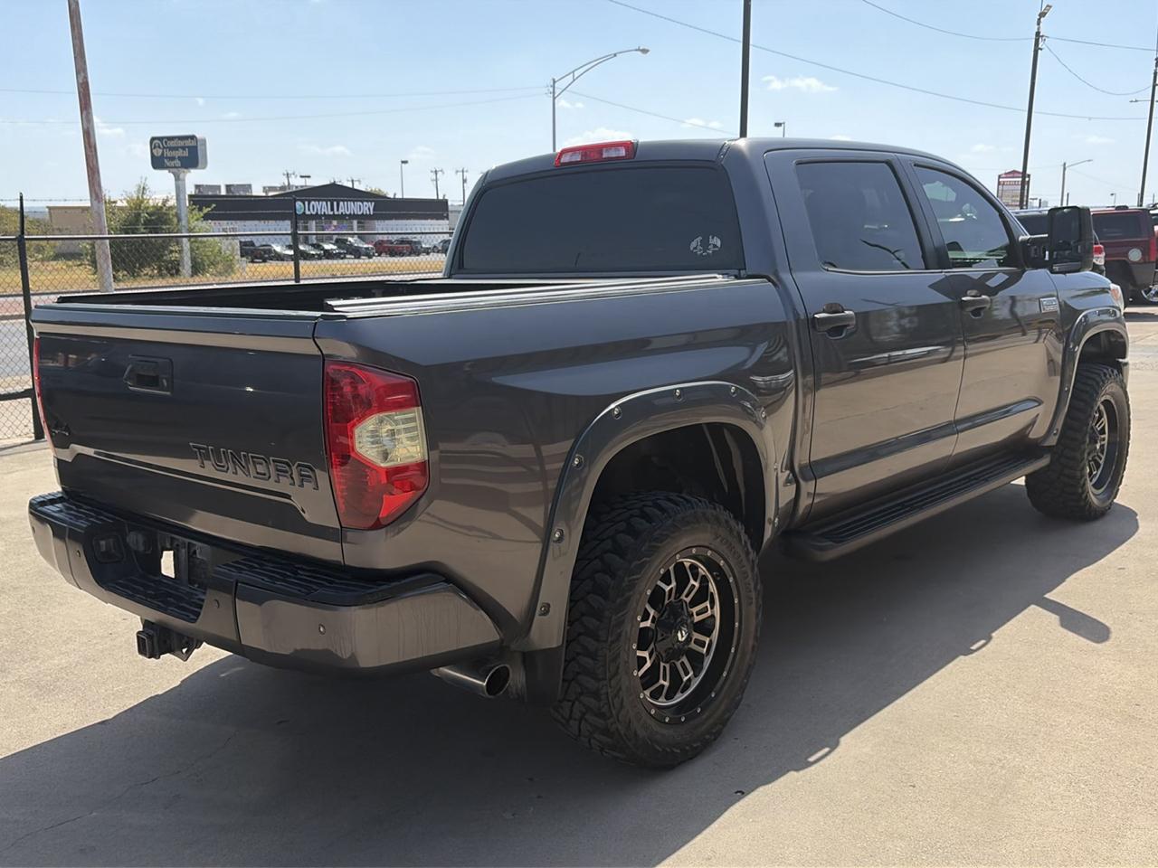 Toyota Tundra Platinum CrewMax 5.7L FFV 4WD 2017