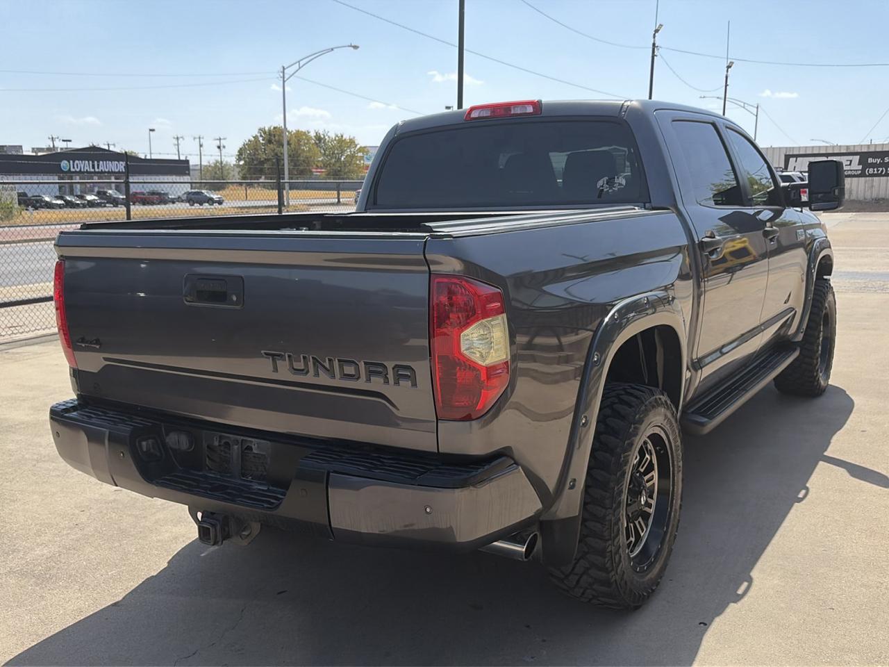 Toyota Tundra Platinum CrewMax 5.7L FFV 4WD 2017
