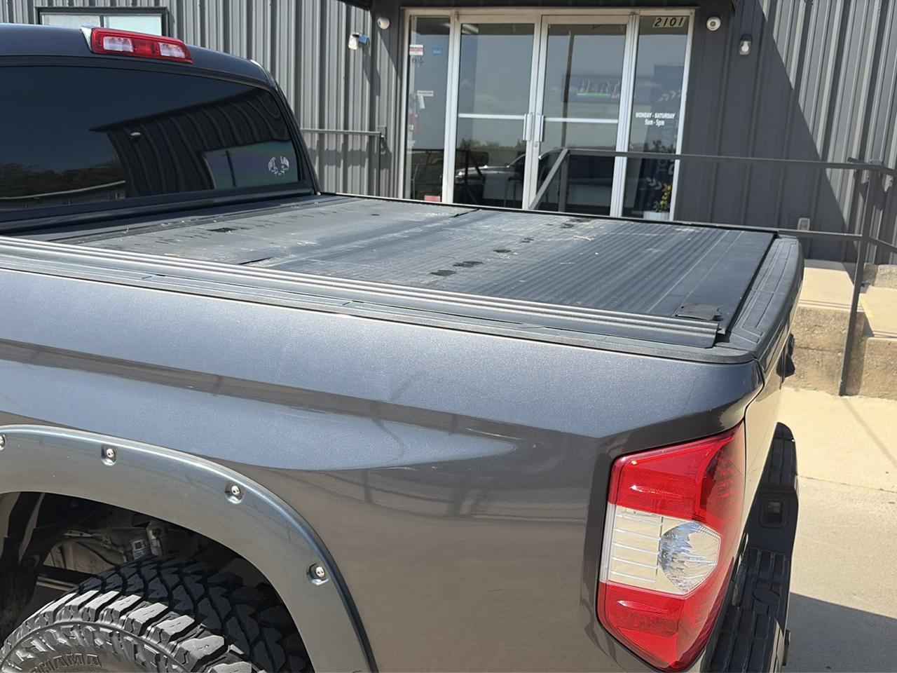 Toyota Tundra Platinum CrewMax 5.7L FFV 4WD 2017