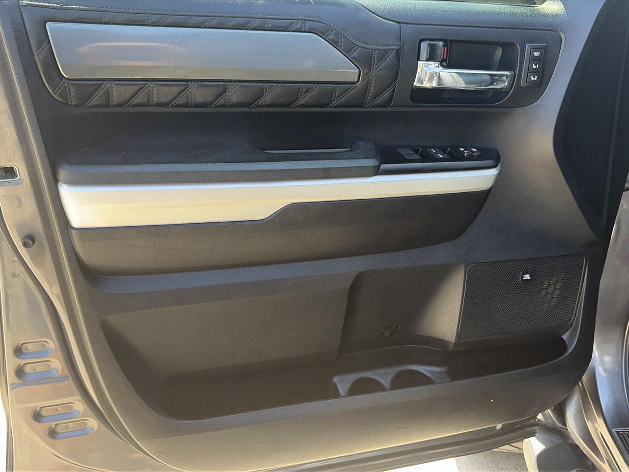 Toyota Tundra Platinum CrewMax 5.7L FFV 4WD 2017