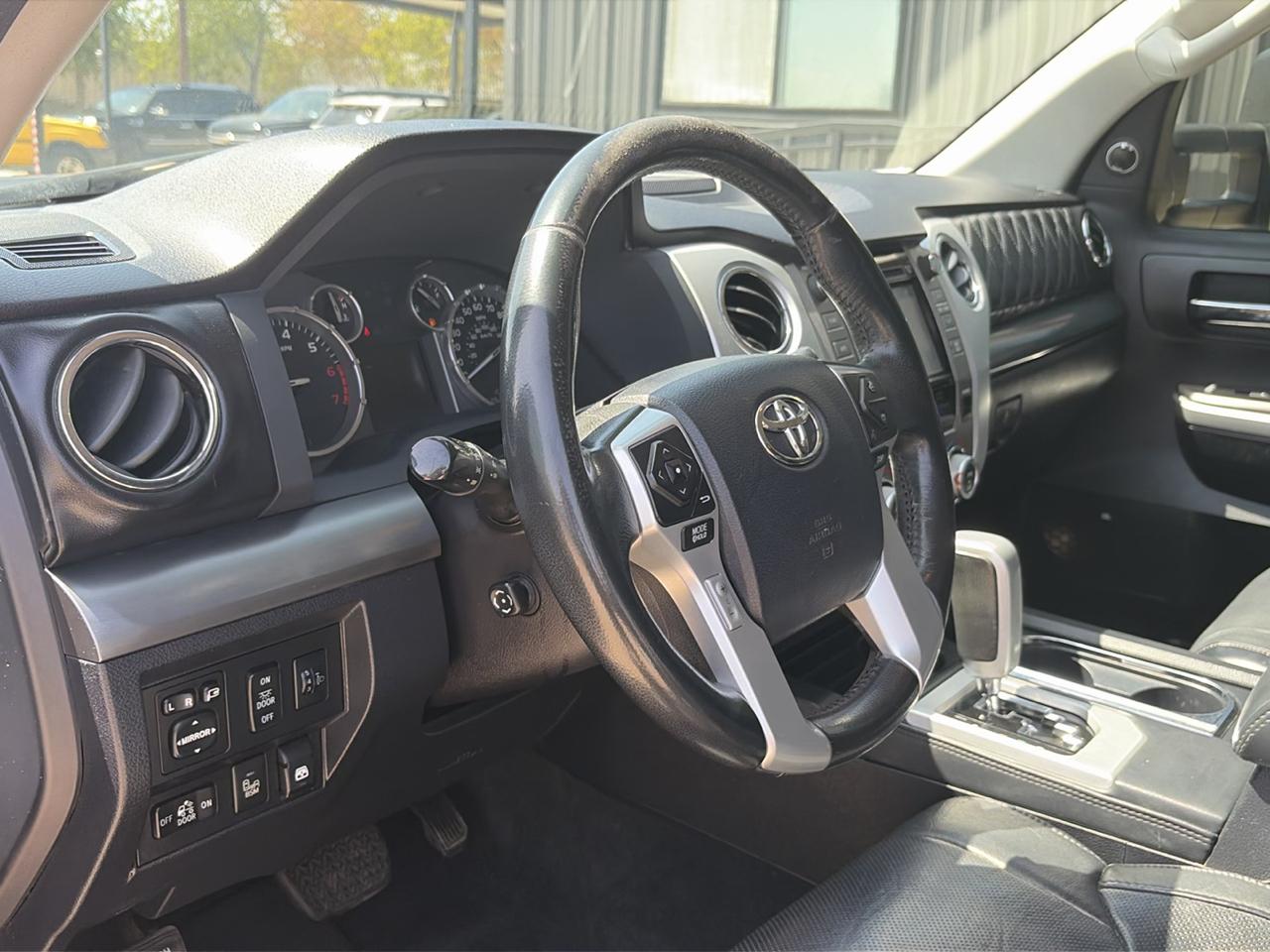 Toyota Tundra Platinum CrewMax 5.7L FFV 4WD 2017