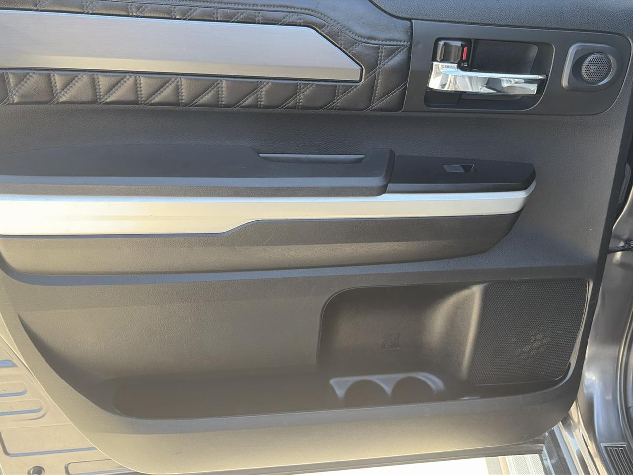 Toyota Tundra Platinum CrewMax 5.7L FFV 4WD 2017