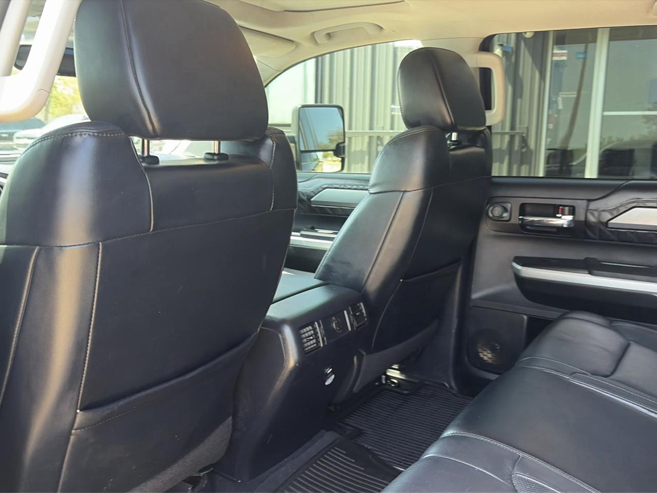 Toyota Tundra Platinum CrewMax 5.7L FFV 4WD 2017