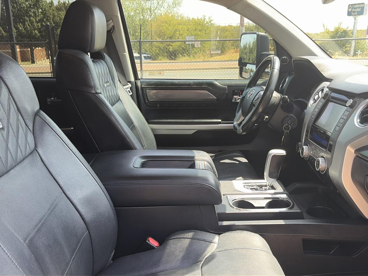 Toyota Tundra Platinum CrewMax 5.7L FFV 4WD 2017