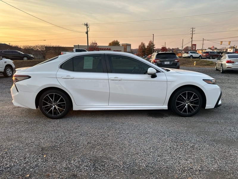 Toyota Camry SE 2021