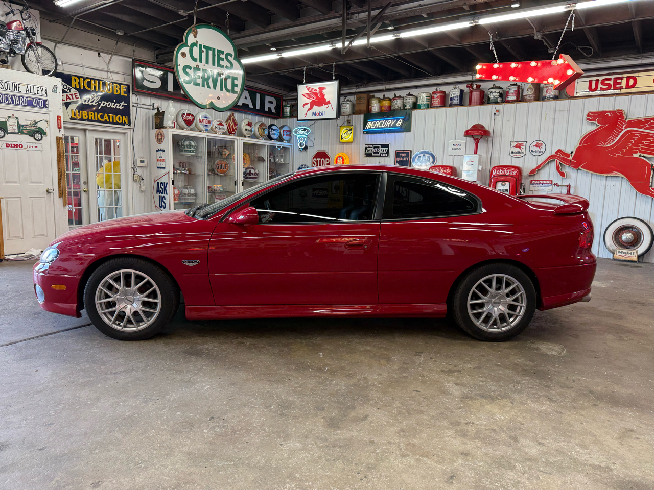 2004 Pontiac GTO photo 2