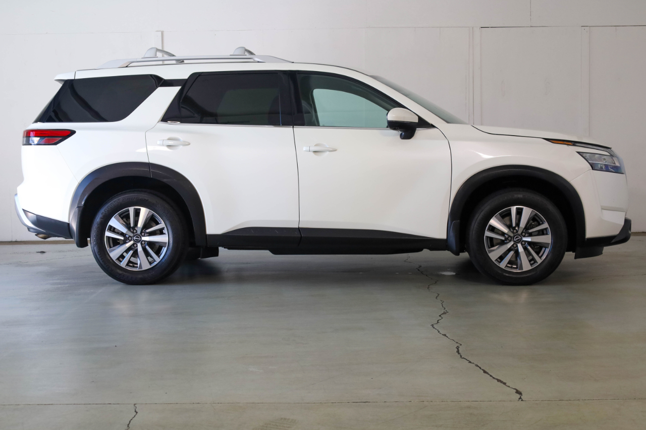 2023 Nissan Pathfinder SL photo 3