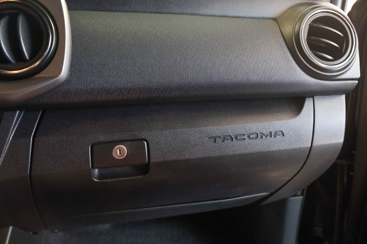 2017 Toyota Tacoma SR5 Double Cab V6 4x4 photo 39