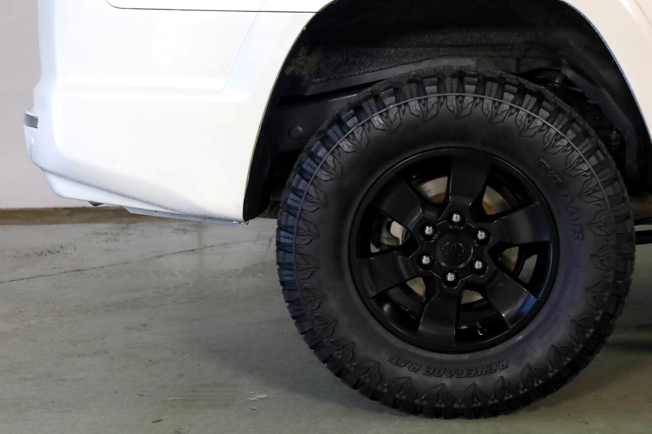 Toyota 4Runner RWD 4dr V6 SR5 (Natl) 2011