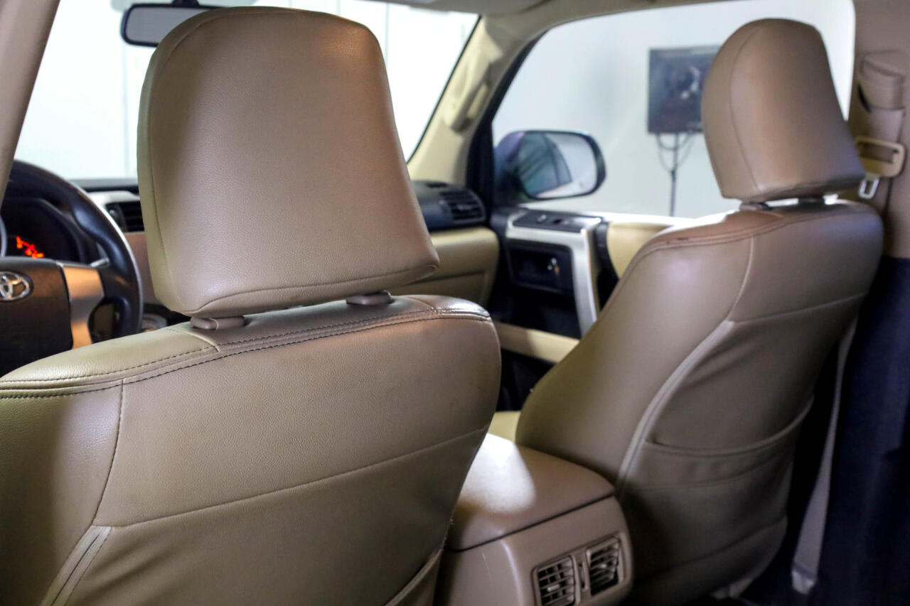 Toyota 4Runner RWD 4dr V6 SR5 (Natl) 2011