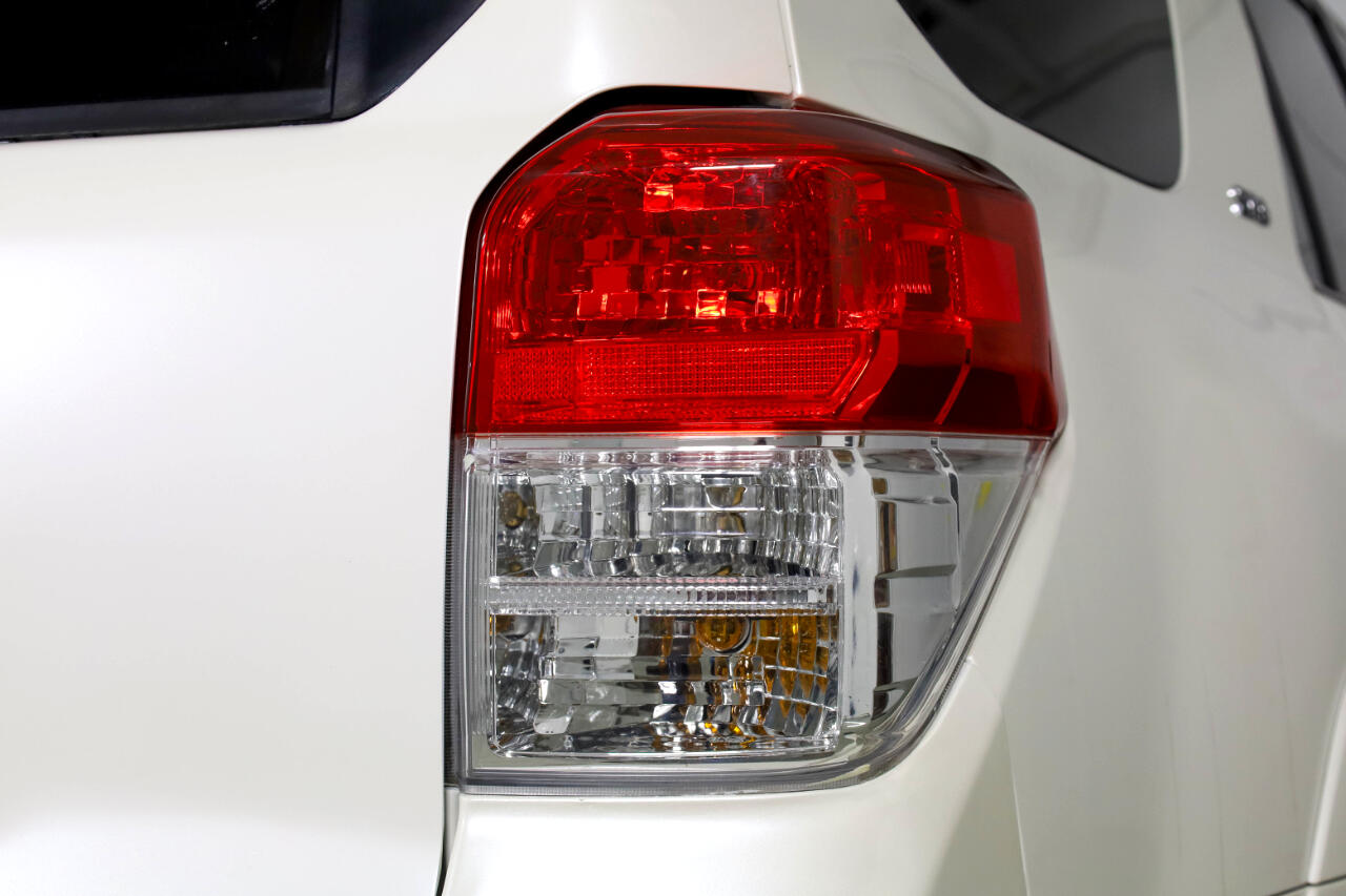 Toyota 4Runner RWD 4dr V6 SR5 (Natl) 2011