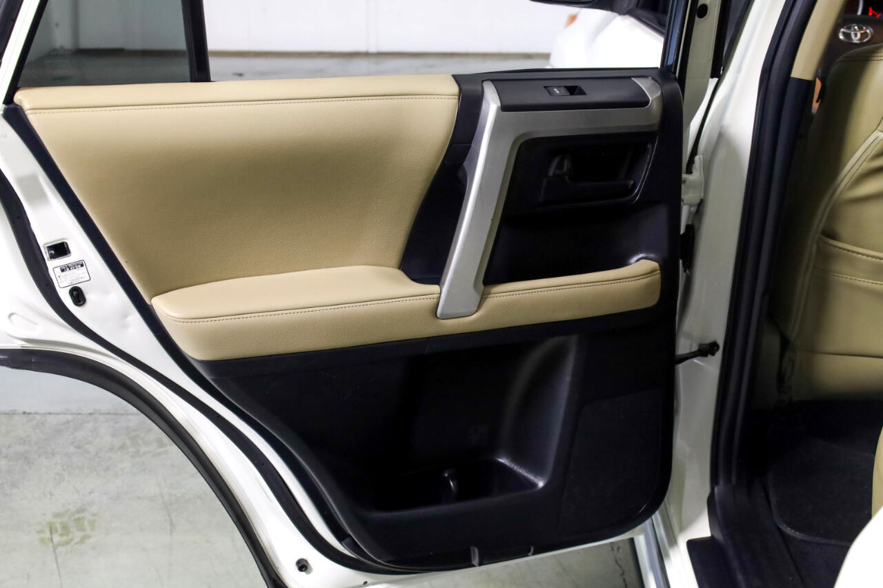 Toyota 4Runner RWD 4dr V6 SR5 (Natl) 2011