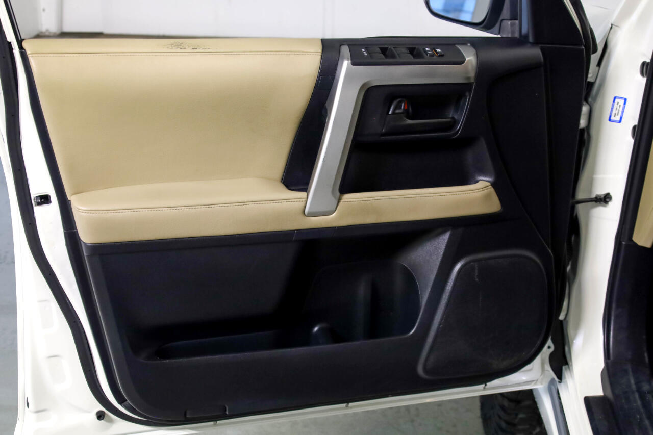 Toyota 4Runner RWD 4dr V6 SR5 (Natl) 2011