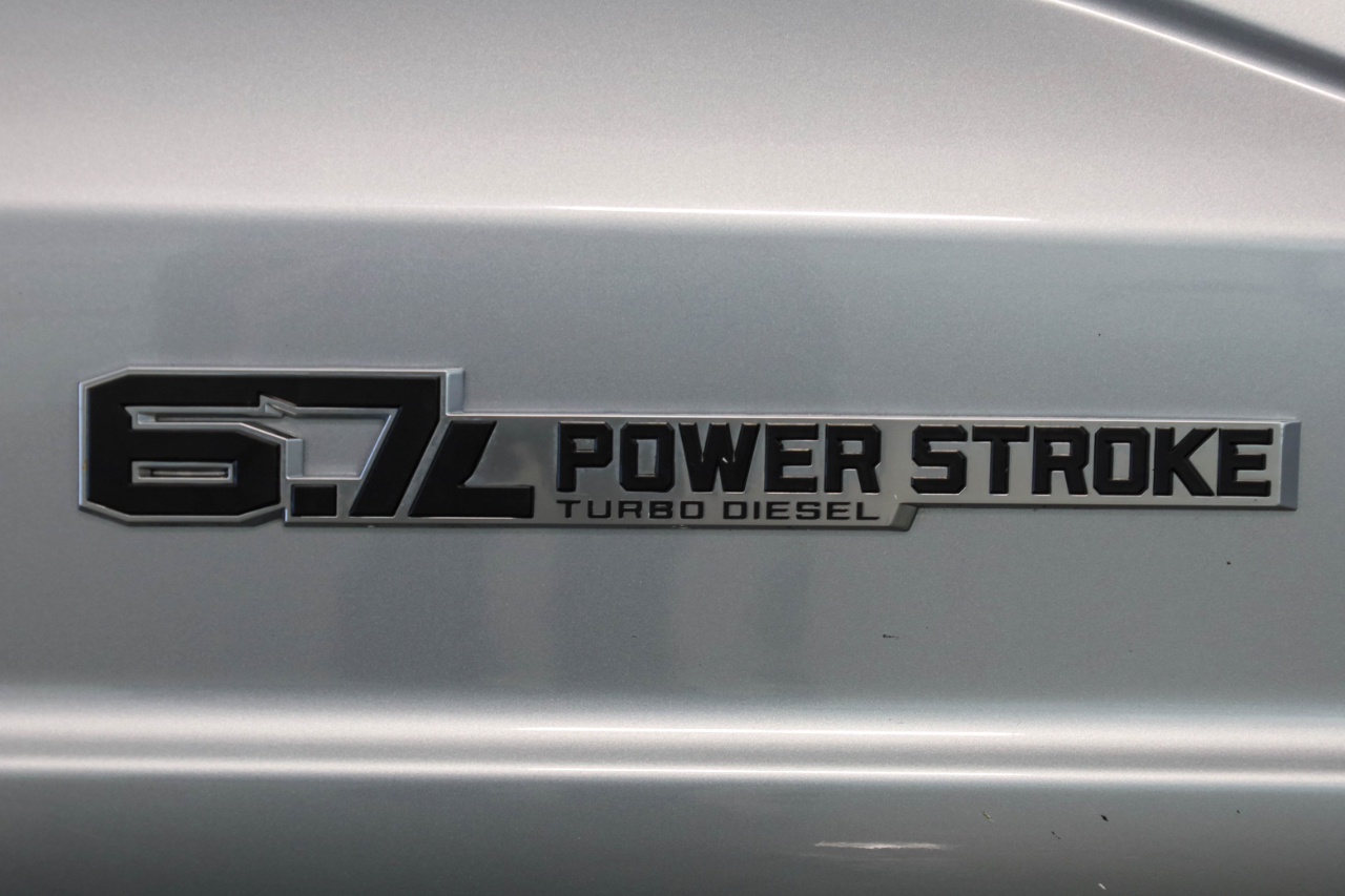 Ford Super Duty F-250 SRW Lariat 4WD Crew Cab 6.75' Box 2023