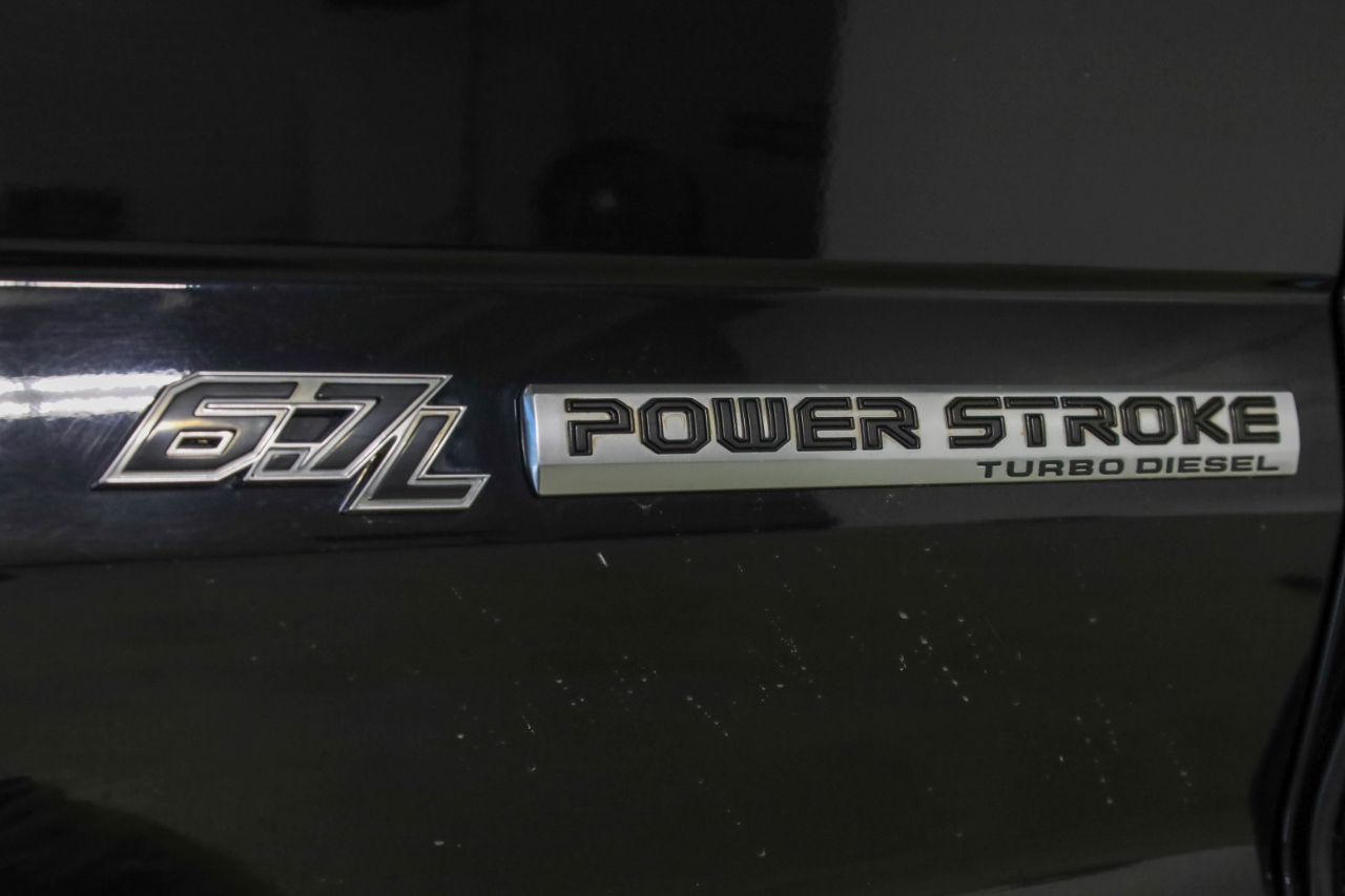 Ford Super Duty F-350 SRW Lariat 4WD Crew Cab 8' Box 2017